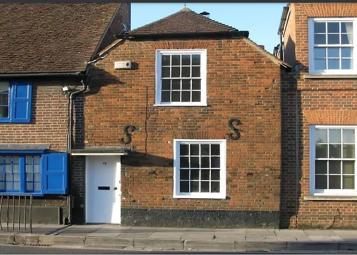 Grade II Listed Cottage - Free Parking