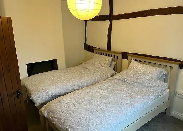Grade II Listed Cottage - Free Parking